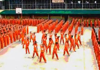 Filipino prisoners dance to "Thriller." (YouTube)